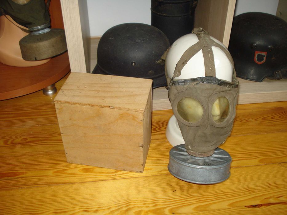 niemiecka maska luftschutz M 44 w drewnianym pudełku.
