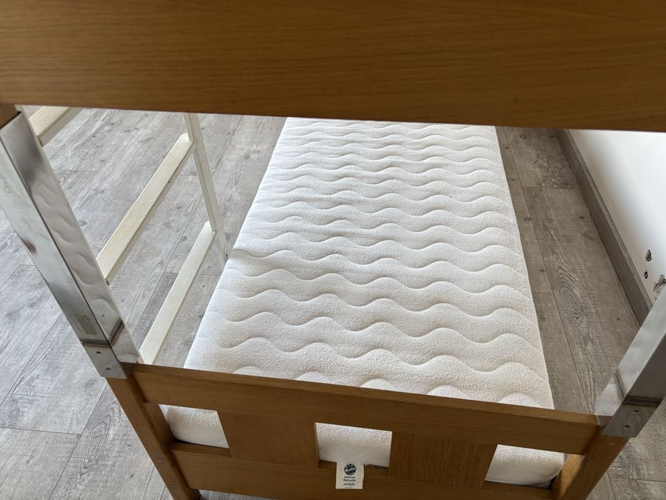 Łóżko dwupiętrowe dziedzięce drewniane z materacami