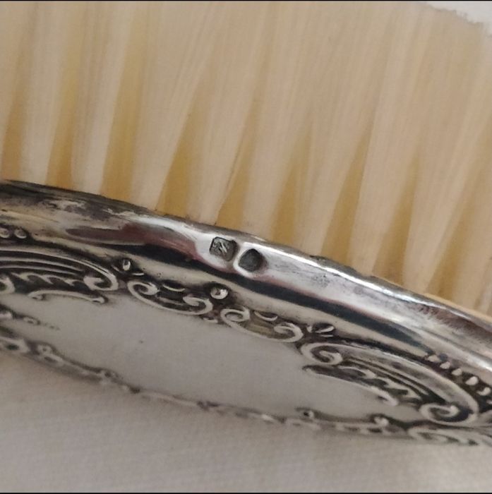 Antiga escova de cabelo em prata
