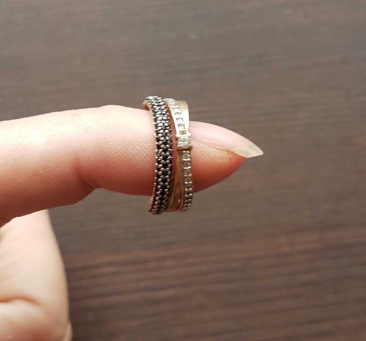 Продам  золотой перстень  Synergy с черными и белыми фианитами