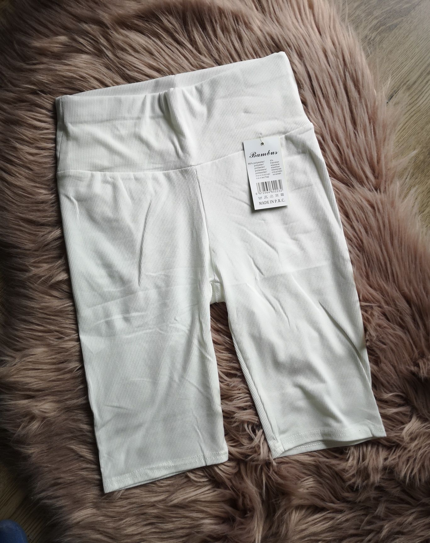 Białe krótkie legginsy prążkowane