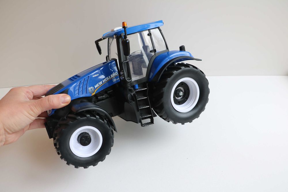 трактор New Holland T8.320 от Maisto на радиоуправлении Большая модель