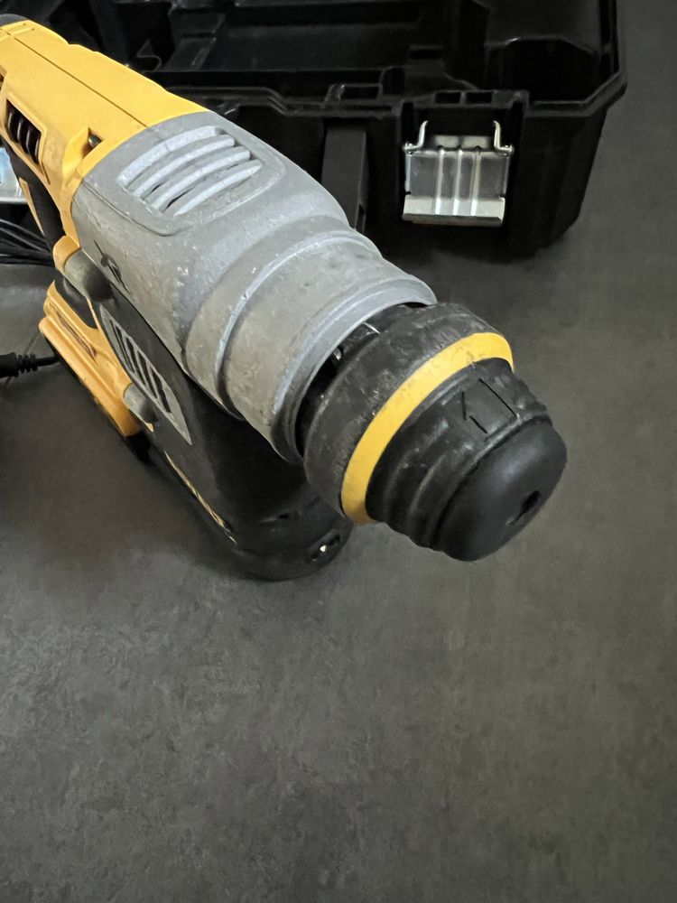 Безщітковий.Акум перфоратор Dewalt DCH 273