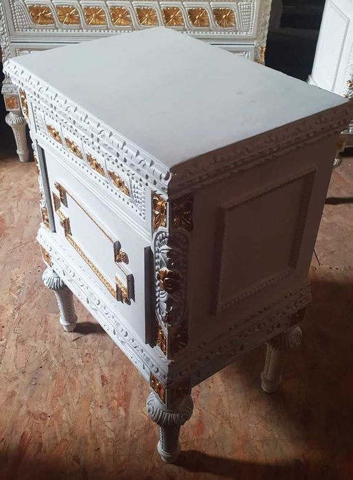 Barokowe białe szafki nocne ze złotymi zdobieniami - zestaw 2 sztuki