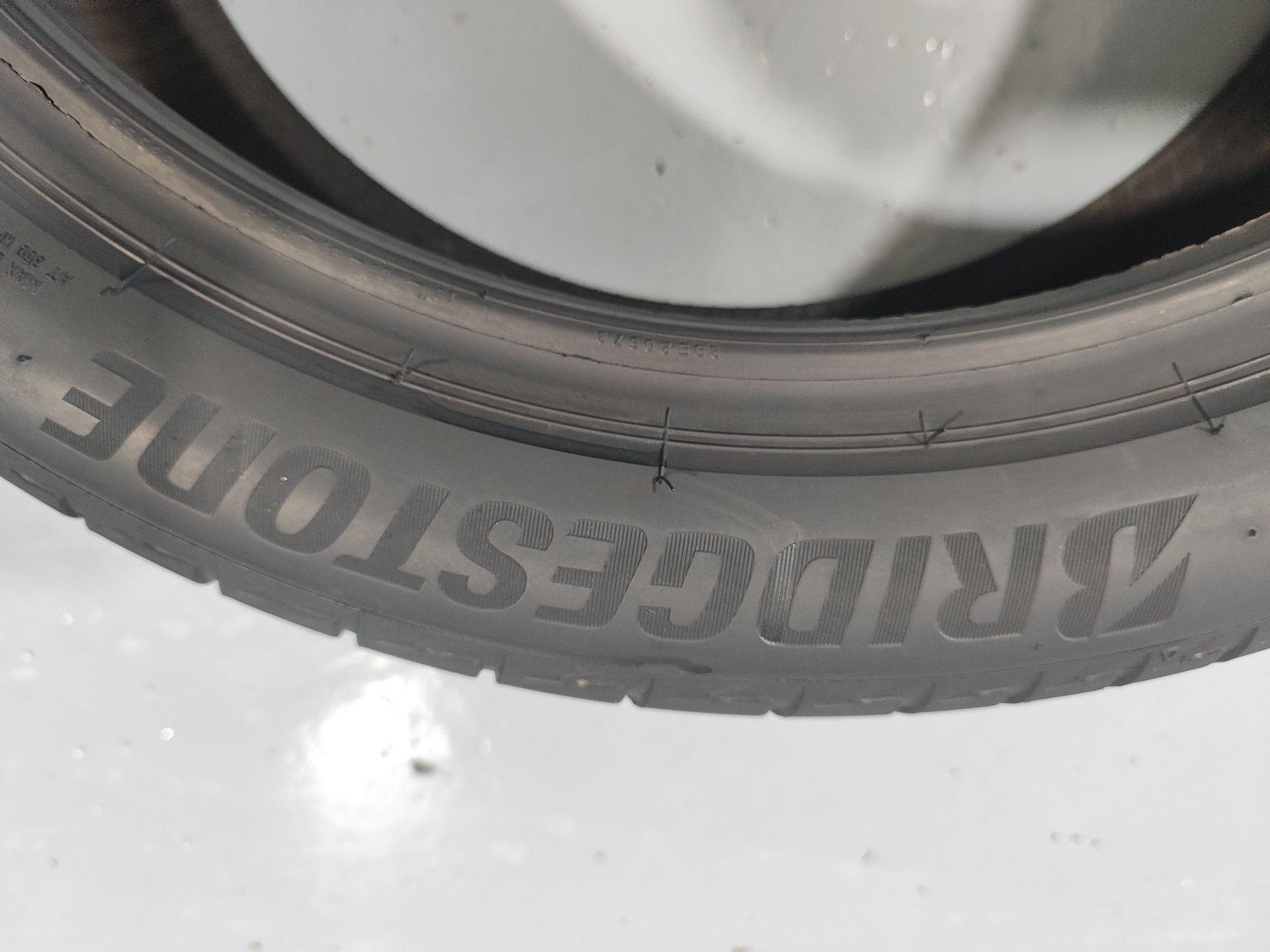 2 pneus semi novos 225-45r18 Bridgestone - Oferta dos  portes