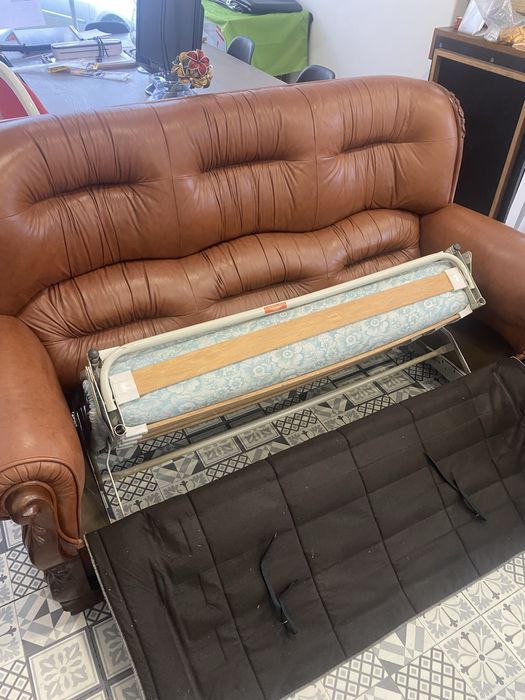 Sofá cama em pele castanha