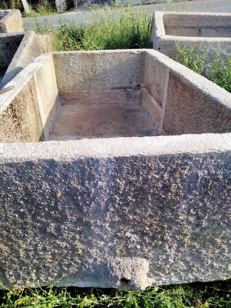 Pia de pedra antiga