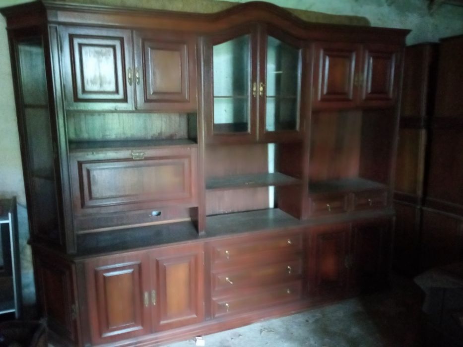 Móvel em mogno com portas de vidro e almofadas