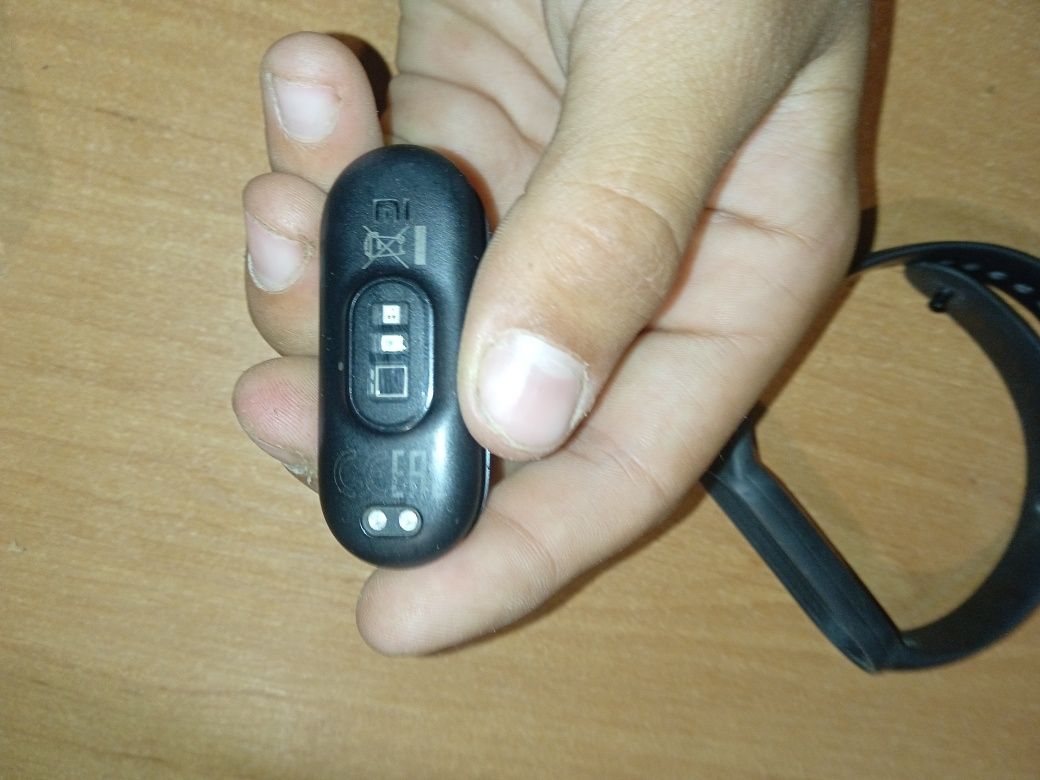 Продаю часи Mi Smart Band 6 состояние середній стан