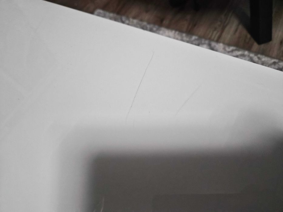 Zestaw bialych stolików