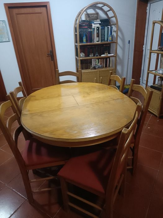 Mesa com seis cadeiras