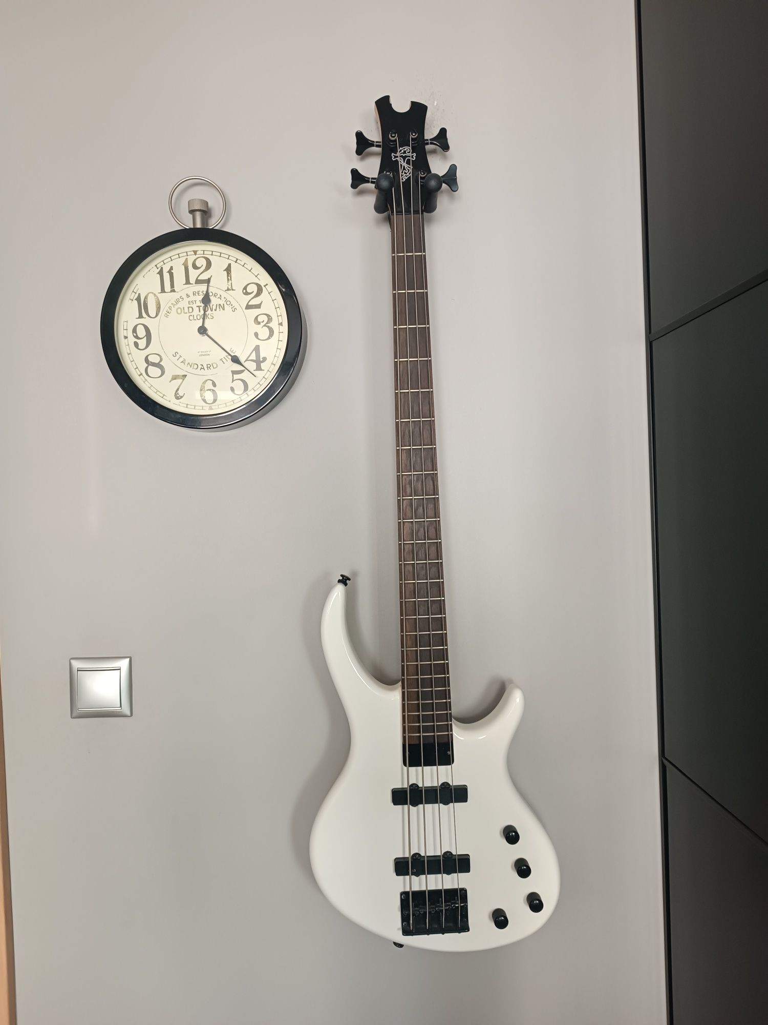 Gitara basowa biała