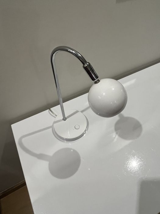 Candeeiro branco de secretária