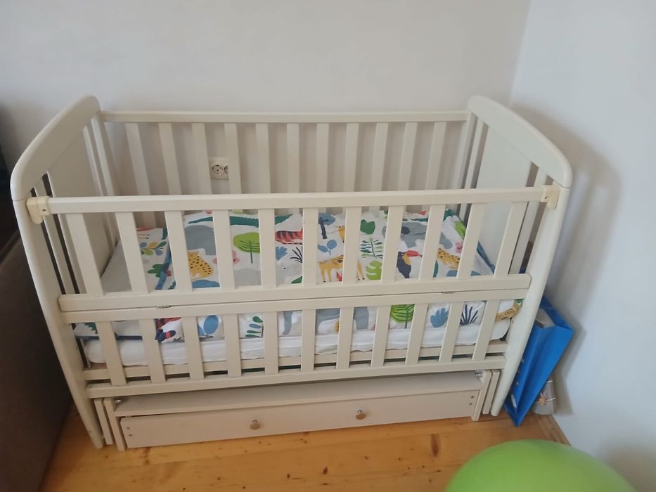 Дитяче ліжечко з маятниками