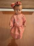 Boneca antiga com base em pedra