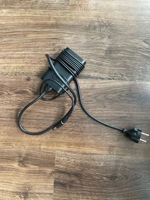 Ładowarka dell okrągła 65 W czarna sprawna. 2