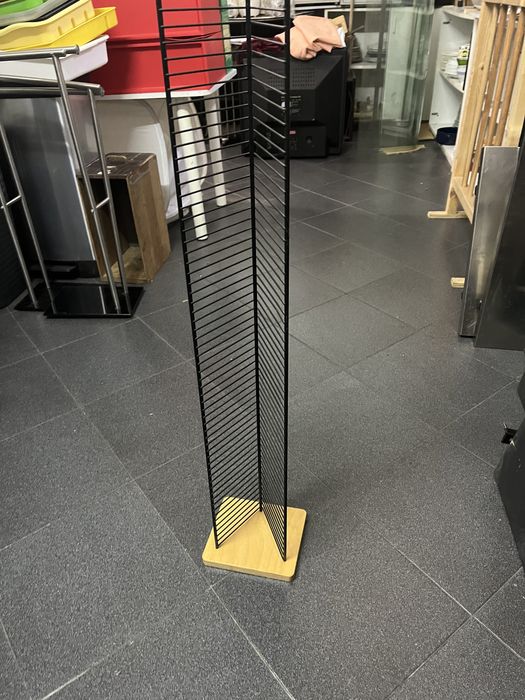 Porta CD com base em Madeira e armação em ferro