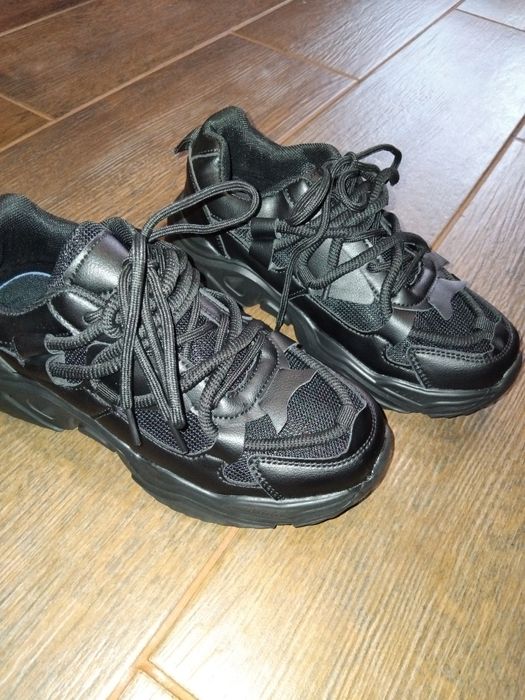 Кросівки жіночі, нові