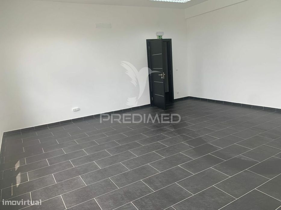 Escritórios amplos e espaçosos em Évora