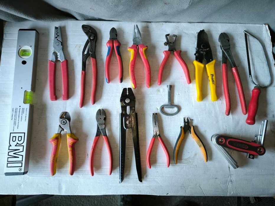 Walizka narzędziowa GT + narzędzia na kółkach z kluczem