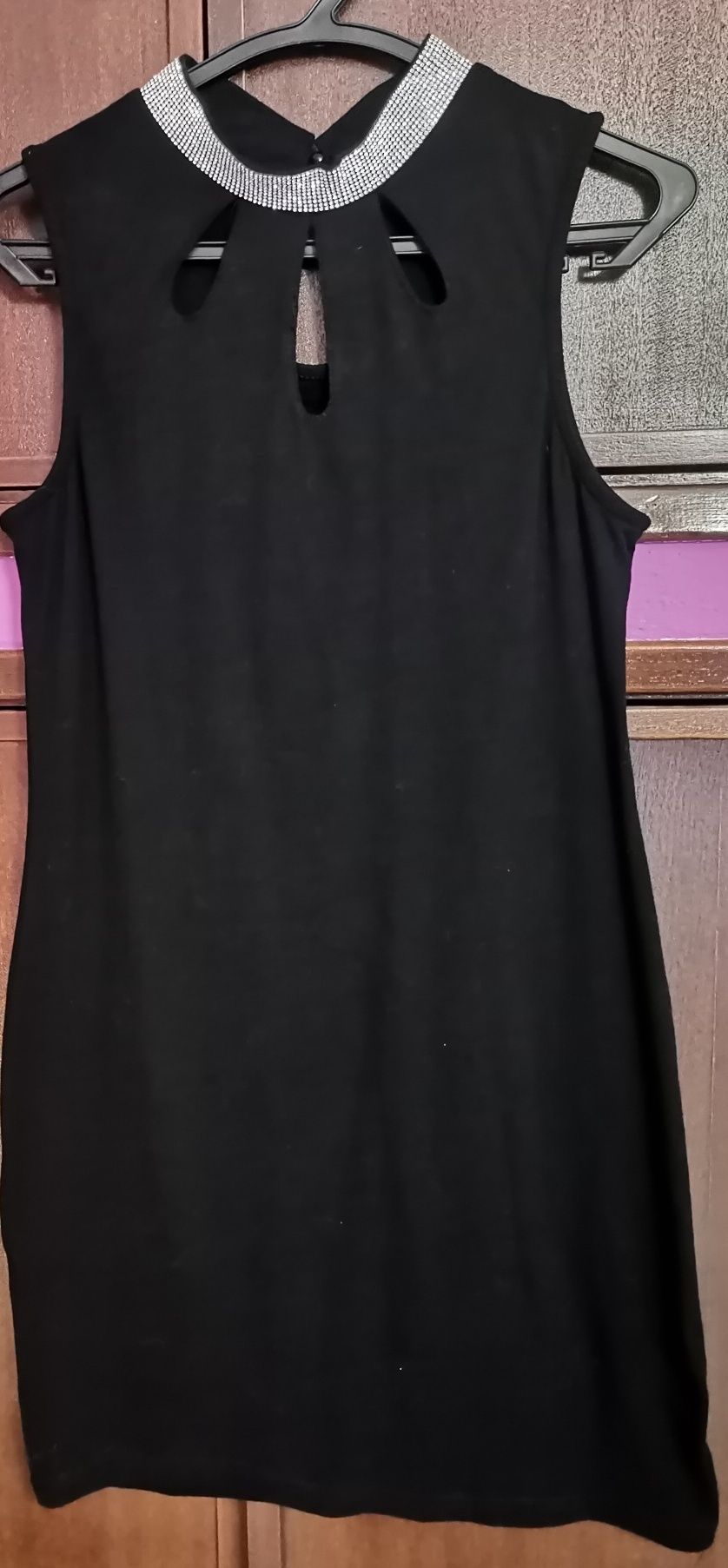 Vestido curto preto com faixa brilhante