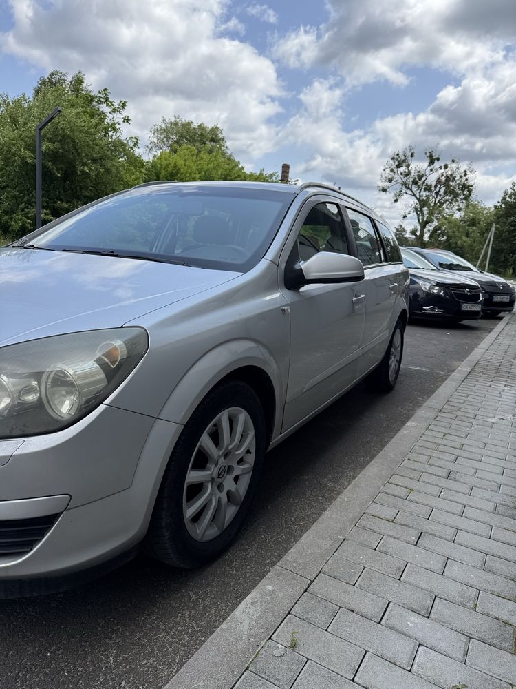 Opel Astra n Університет