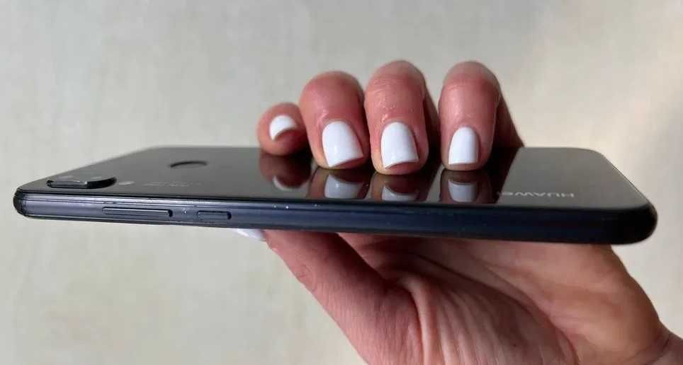 смартфон Huawei p20 Lite 4 GB.