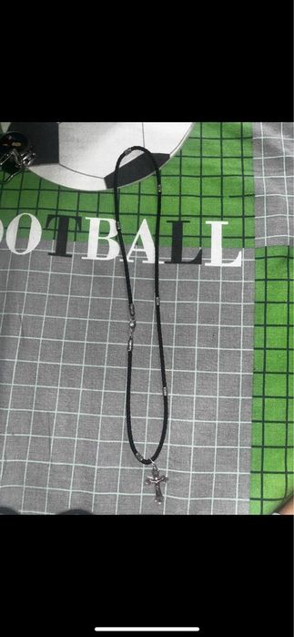 Хрестик на шнурку зі срібними вставками