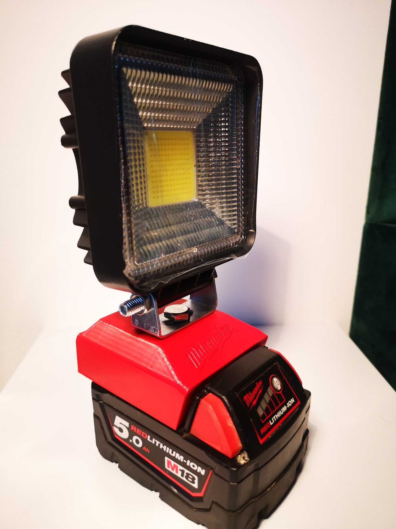 Milwaukee M18 Lampa led z adapterem do akumulatorów