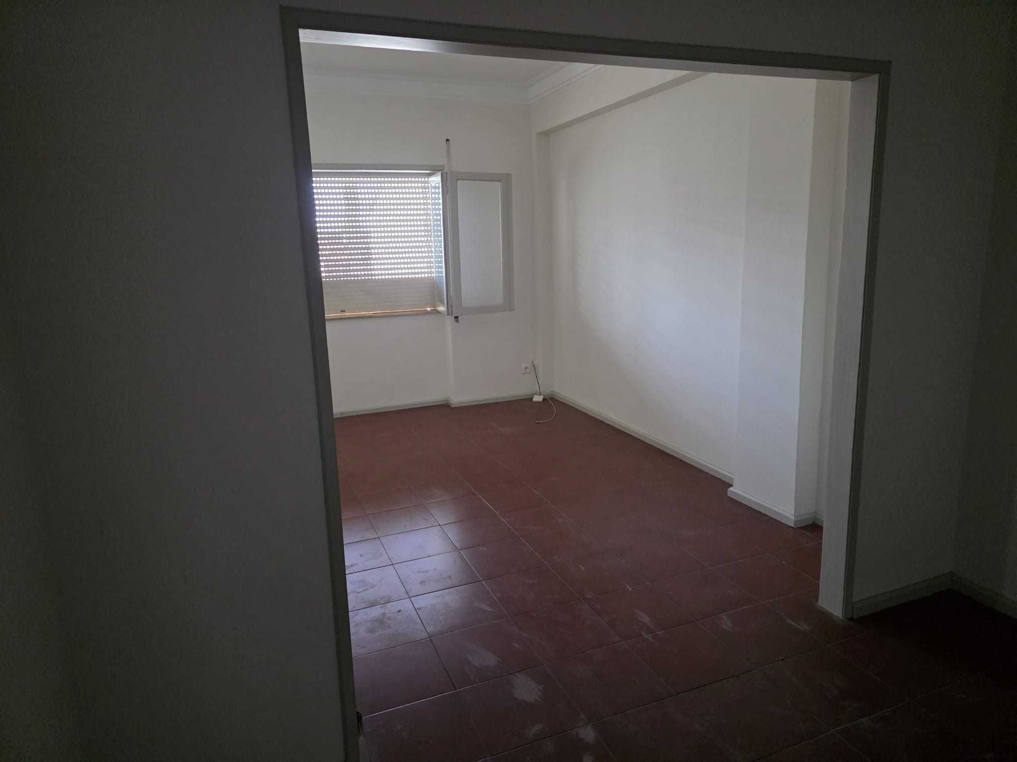 Apartamento T2 + 1 com sotão para Renovar no Centro