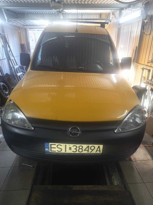 Samochód Opel Combo 2011 uszkodzony silnik