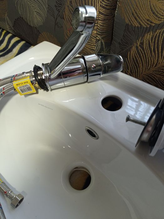 Умывальник, смеситель, сифон