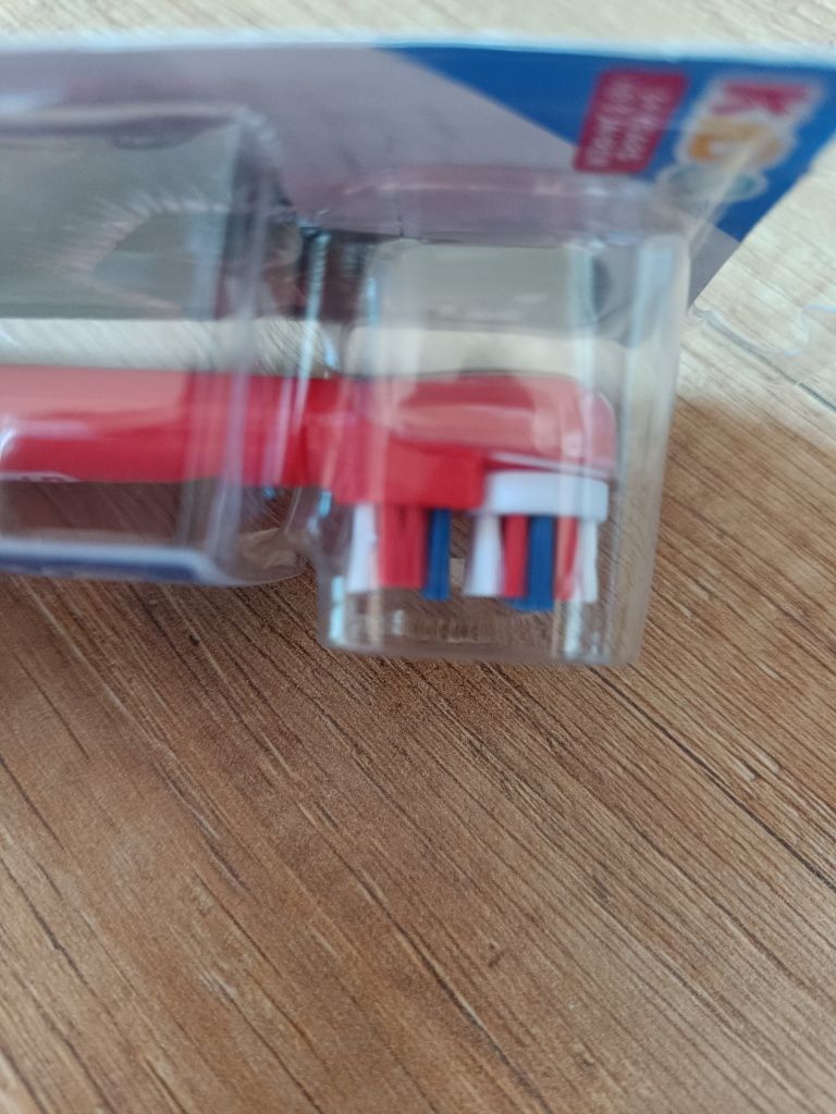 Szczoteczka elektryczna do zębów dla dzieci 3+ oral b