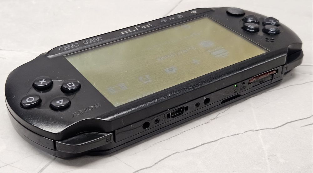 Konsola Sony PlayStation Portable PSP-E1004 +9 gier