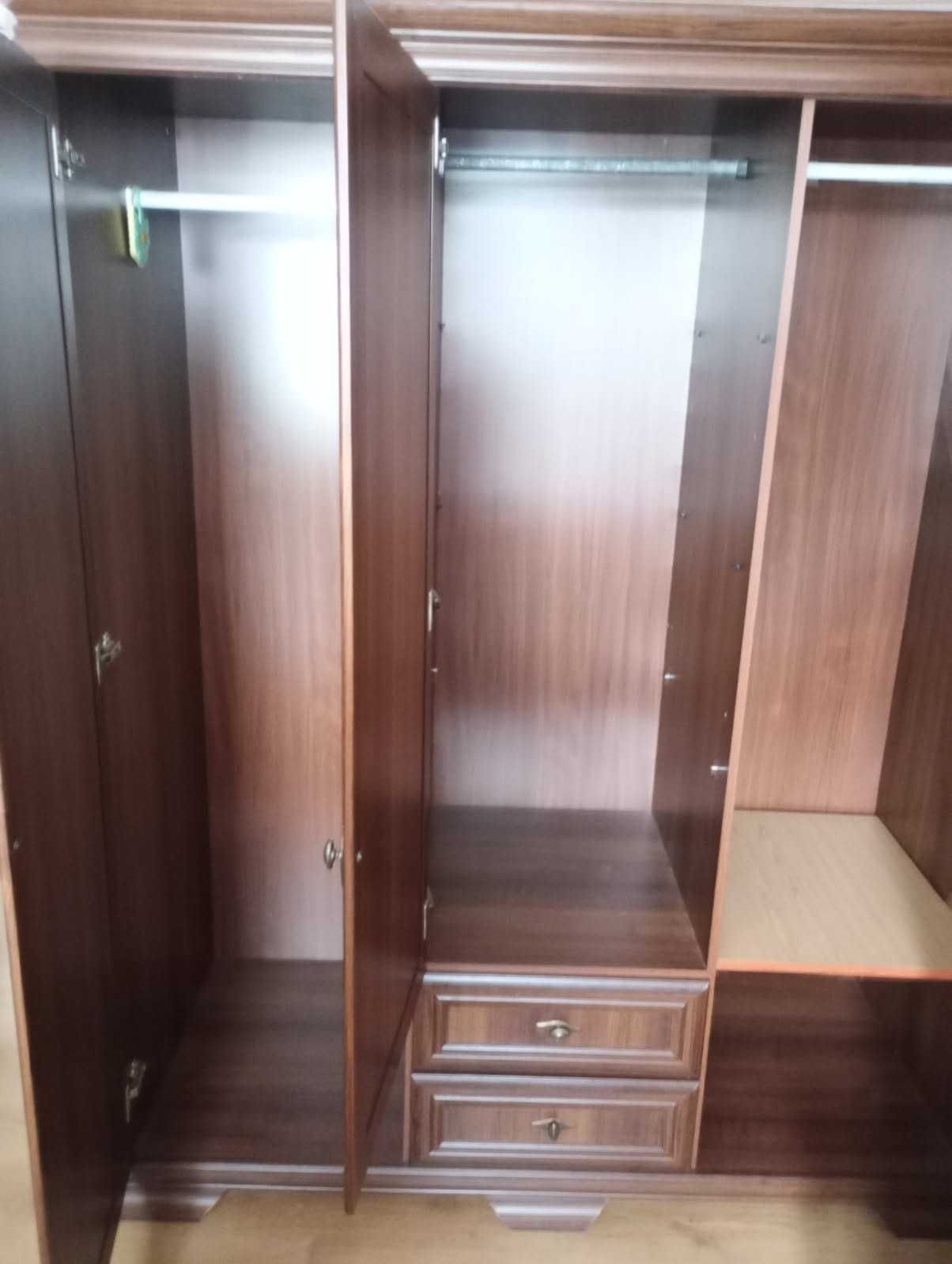 Szafa trzydrzwiowa z lustrem