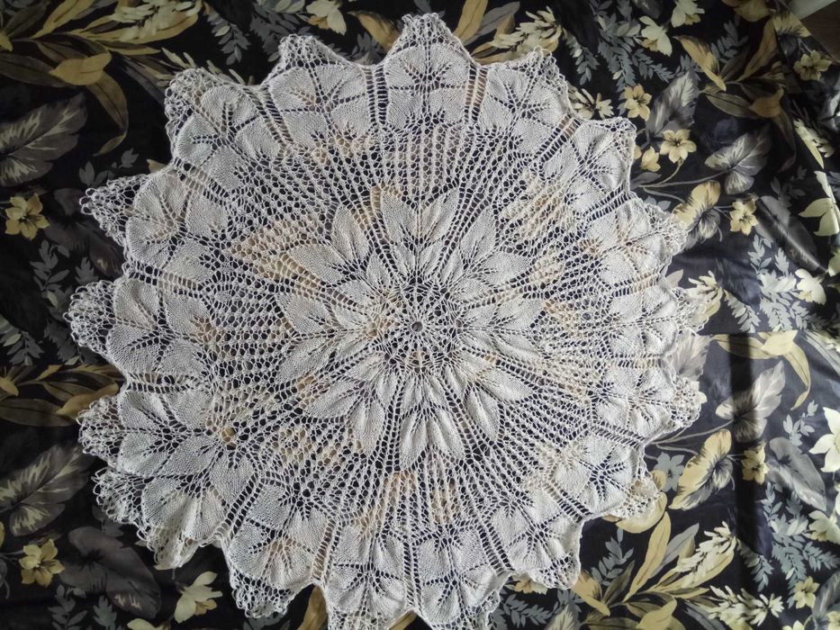 okrągła serweta na stolik wykonana na drutach