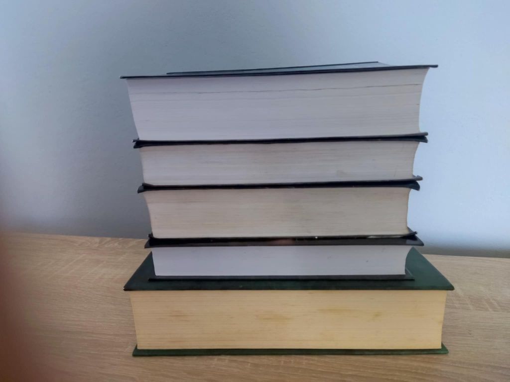 Книги гра престолів "Пісня льоду та полум'я"