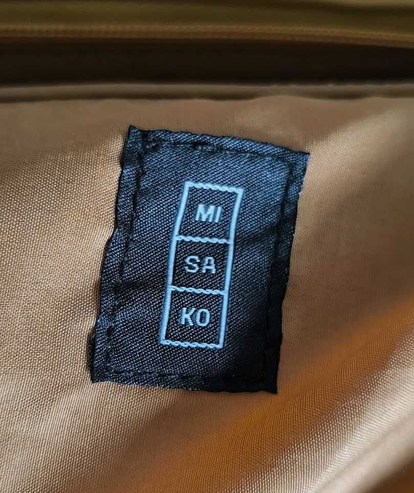 Mala design jovial e casual, com pingente mostarda - Marca Misako