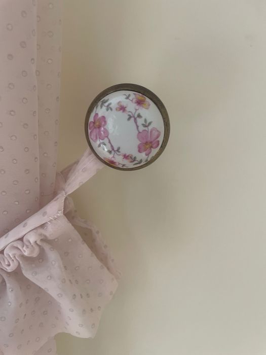 Cortinas brancas e rosa