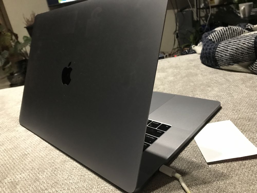 Еталон потужності - MacBook Pro 15 (2017), 256GB Touch Bar Space Grey