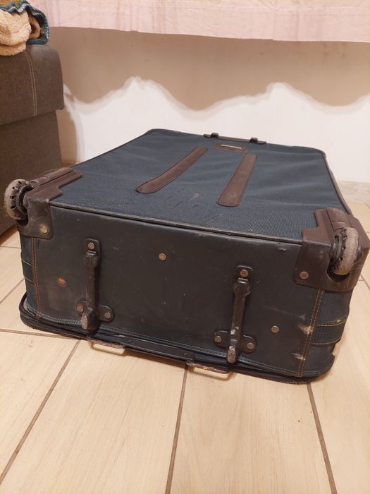 Велика валіза у гарному стані