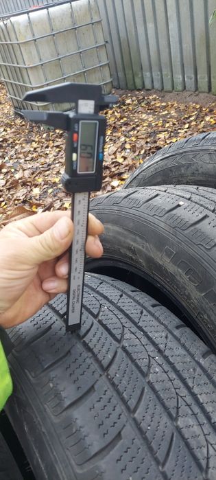 Opony 235/60R18 zimowe ładny bieznik