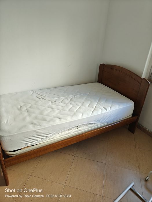 Venda de cama em madeira com colchão e estrado.