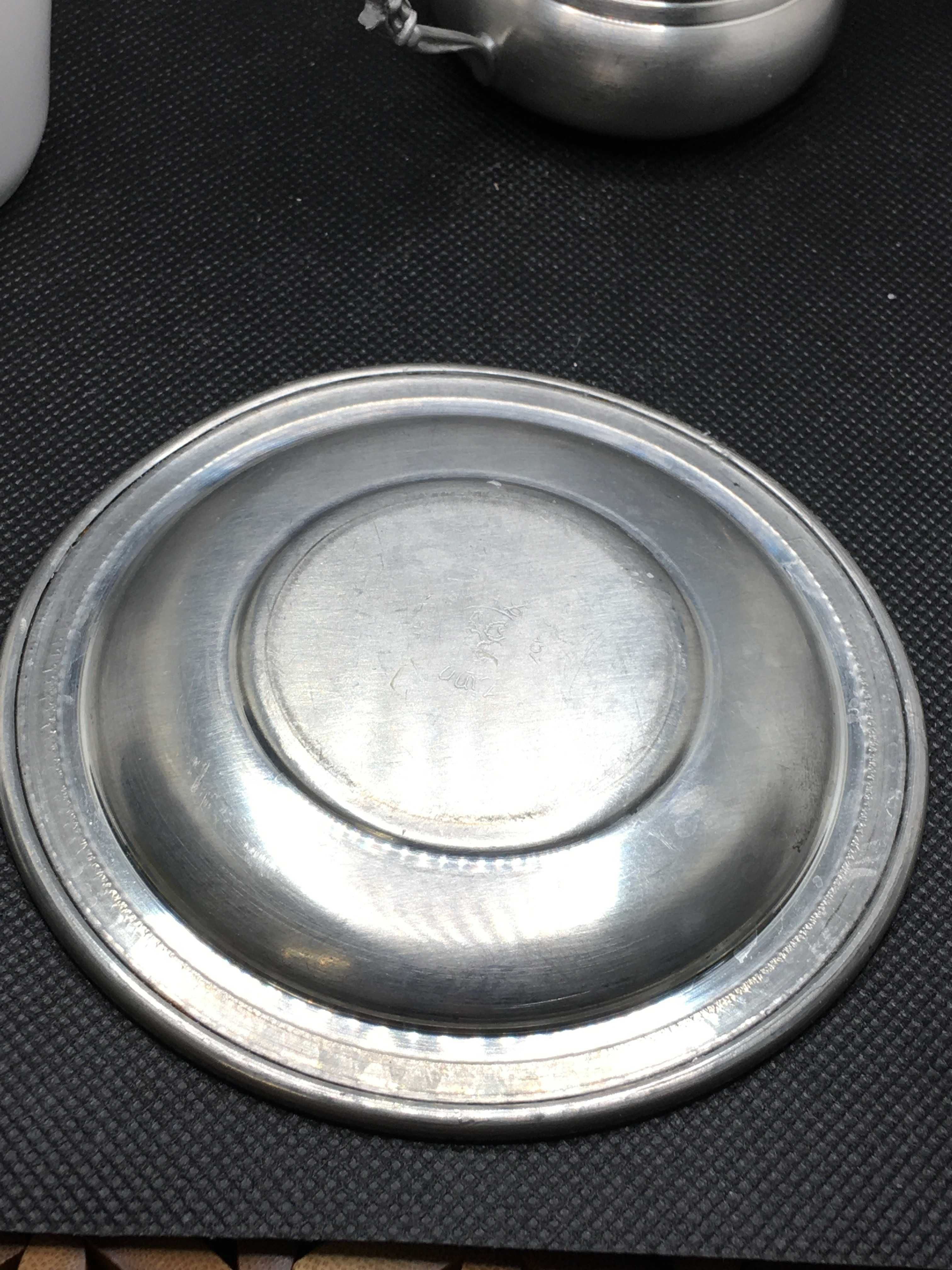 Stara porcelanowa filiżanka MONOPOLI w cynowym koszyczku  z CYNY 95%