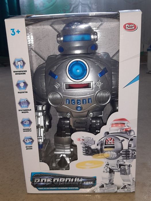 Робовоїн страж на пульті керування. Робот ходить, стріляє