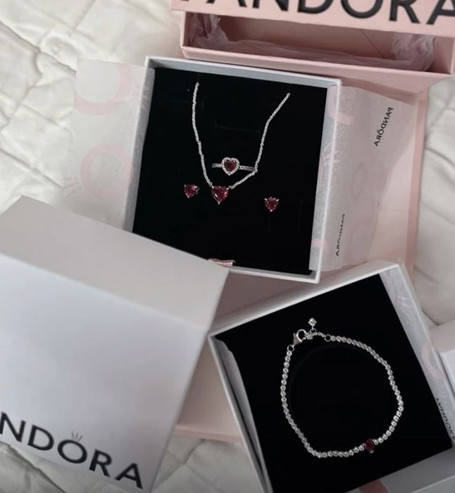 Набори Pandora з сердечками