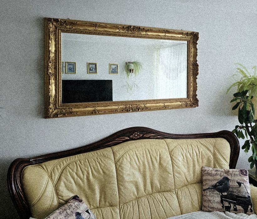 Duże ozdobne lustro w złotej ramie