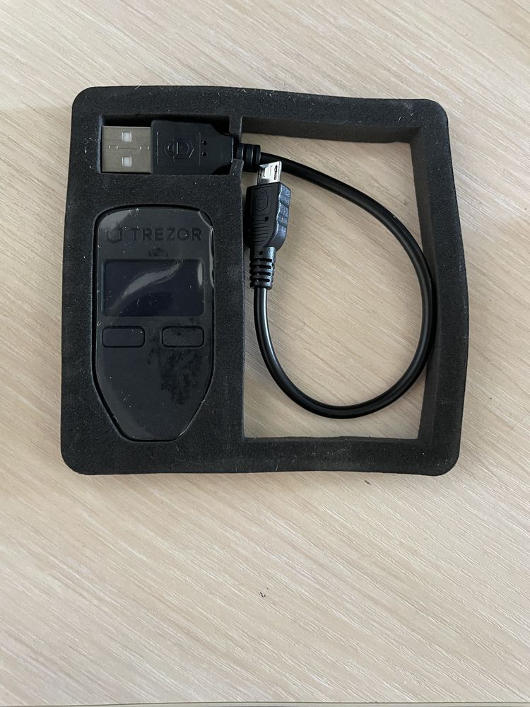 TREZOR Model One Крипто гаманець