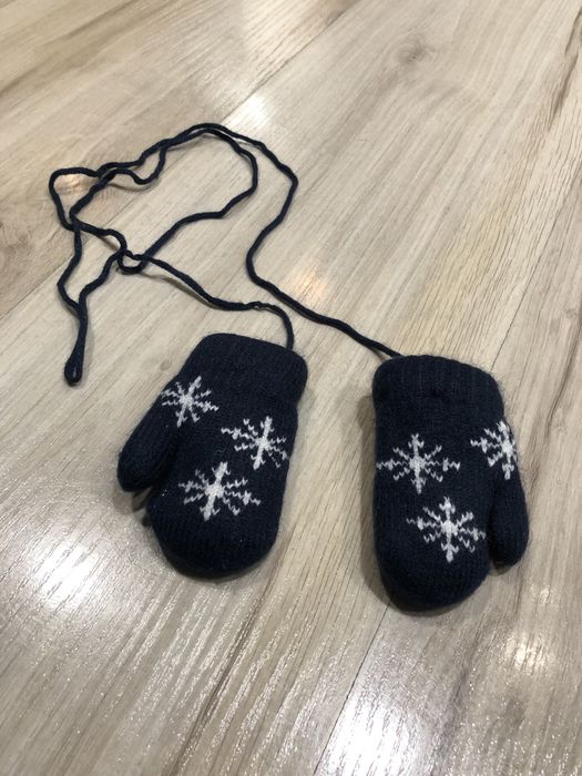 Rękawiczki na sznurku, nowe bez metki 0-6 miesięcy