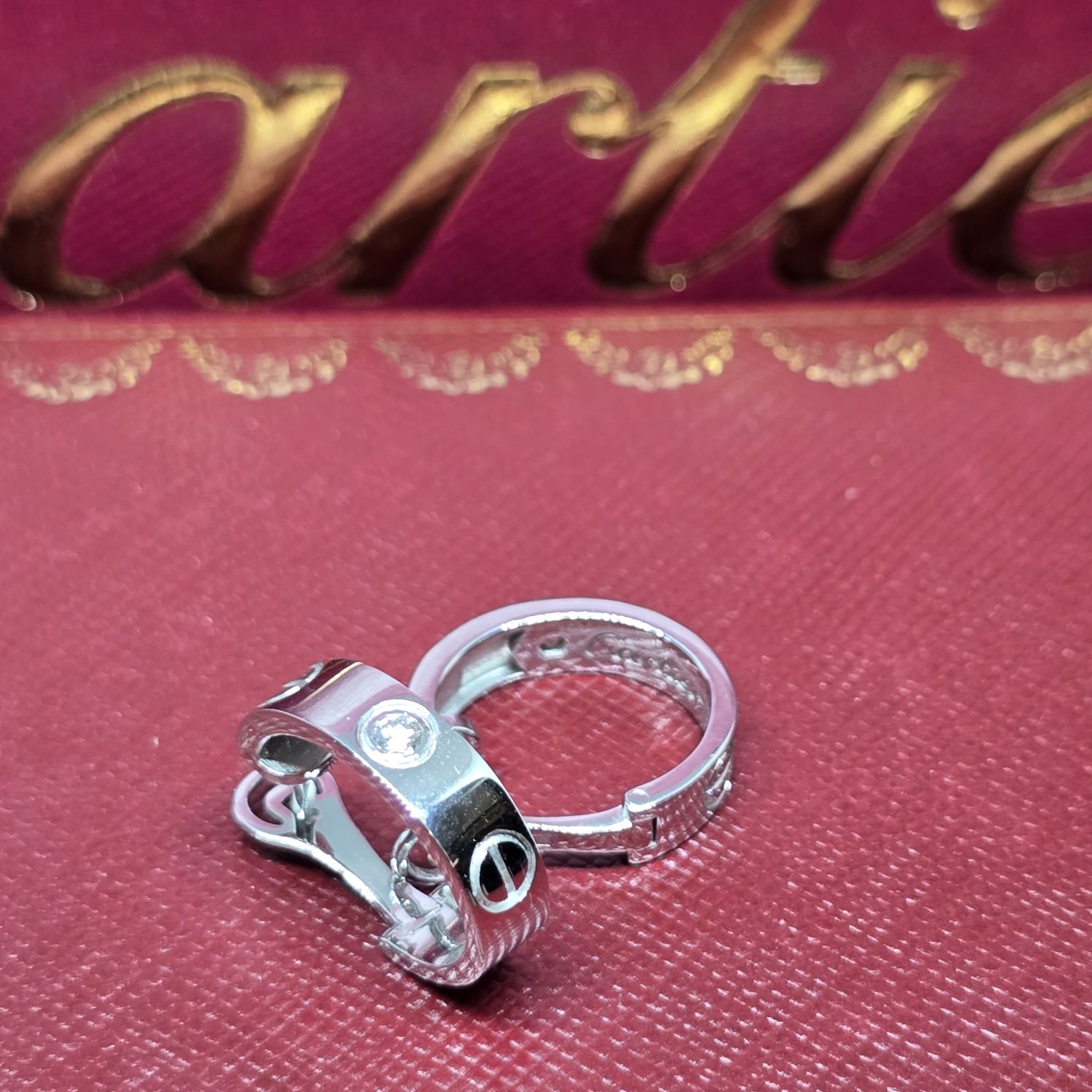 Золоті сережки з діамантами.Cartier
